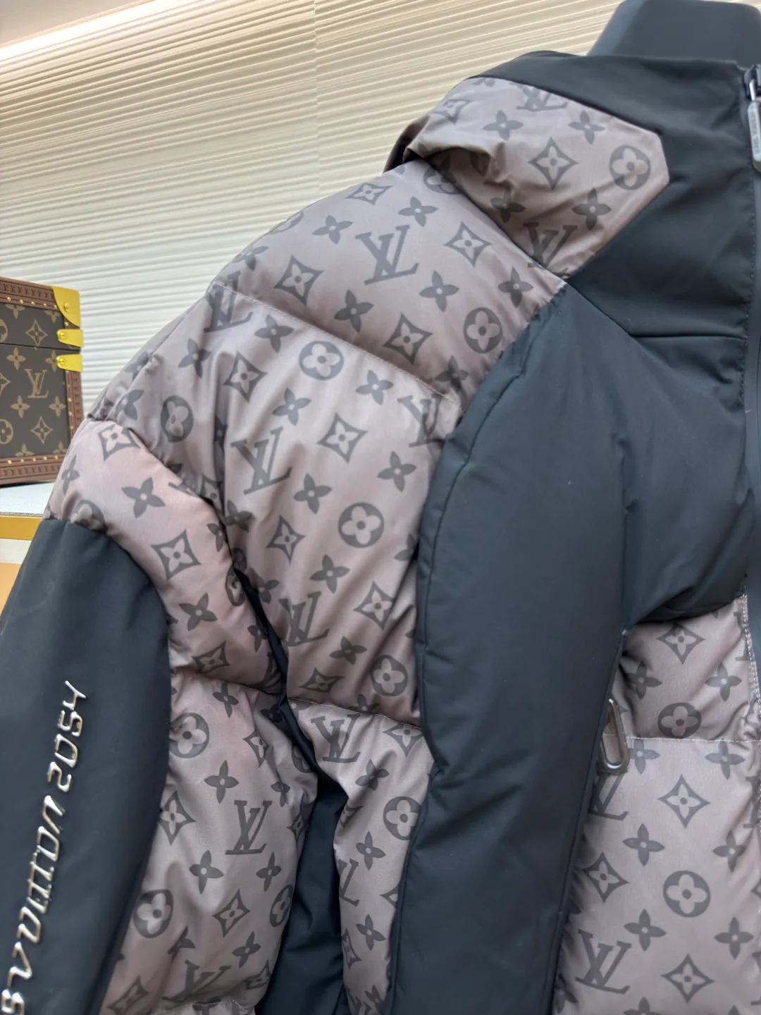 LOUIS VUITTON temperature-sensitive color-changing jacquard down jacket ●Original version: purchased and developed for 17999 ●Item number: 1680753-G45 ●Fabric: black technology fabric ●Technology: temperature-sensitive color-changing production ●Version: fitted version ●Weight: about 1475 grams ●Size: 44-46-48-50-52 ●Description: ✅Exclusively customized black technology fabric, the color of the fabric changes when the temperature reaches the specified degree, waterproof and anti-static fabric, good drape and no stretch, STORM SYSTEM waterproof surface treatment process, waterproof, windproof and breathable hydrophilic film. ✅Original data opening, coordinated proportions, loose, warm, fashionable, tolerant version, complex turning, and exquisite craftsmanship. ✅ Top-notch exquisite workmanship, in full compliance with EU requirements, each grid is filled with full down, and the interior is filled with genuine imported 90% white goose down. It is light and thin, has a delicate feel, is not easy to deform, and does not show through. Goose down is widely used in ski shirts and cold-proof clothing. The thermal insulation performance of goose down will be better under the same amount of down. The upper body is light and has no weight-bearing feeling, and the warmth retention can be imagined. ✅This heavy-duty down jacket has excellent thermal insulation performance, is light and not heavy, and has good bulk recovery after compression. Warm reminder: ⚠️Washing method: Do not wash, do not machine wash, can be dry cleaned. The overall wiring is straight and delicate, the fabric is comfortable and soft, and the color is consistent without color difference. It can be matched with the same style to create a fashionable look and control various occasions. Customized accessories, complete with three standards, same style for men and women!